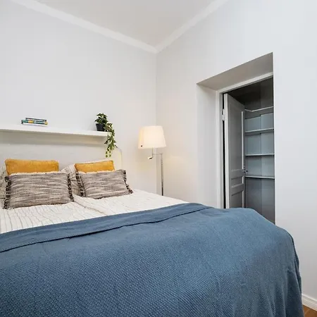 Summer Hideout Downtown Fast Wifi Apartment *